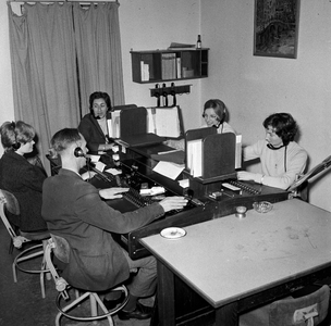 154360 Interieur van de oude telefooncentrale van de N.S. in één van de hoofgebouwen te Utrecht, met vier telefonistes ...